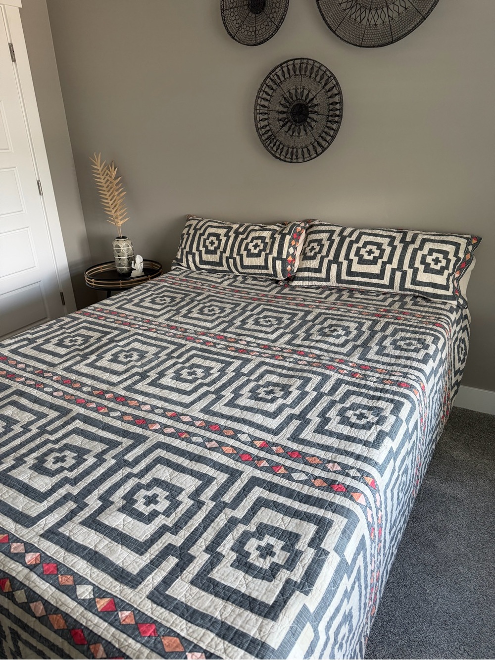 Hypnotic 3-Piece King Quilt Set — Black and Cream Geometric. - Picture 4 of 5